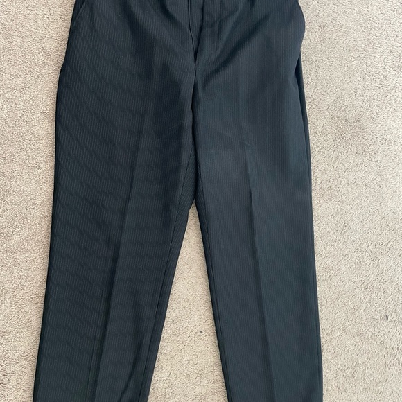 Bill Blass Essentials suit. Jacket size 36S, pants waist 28. - Picture 3 of 3